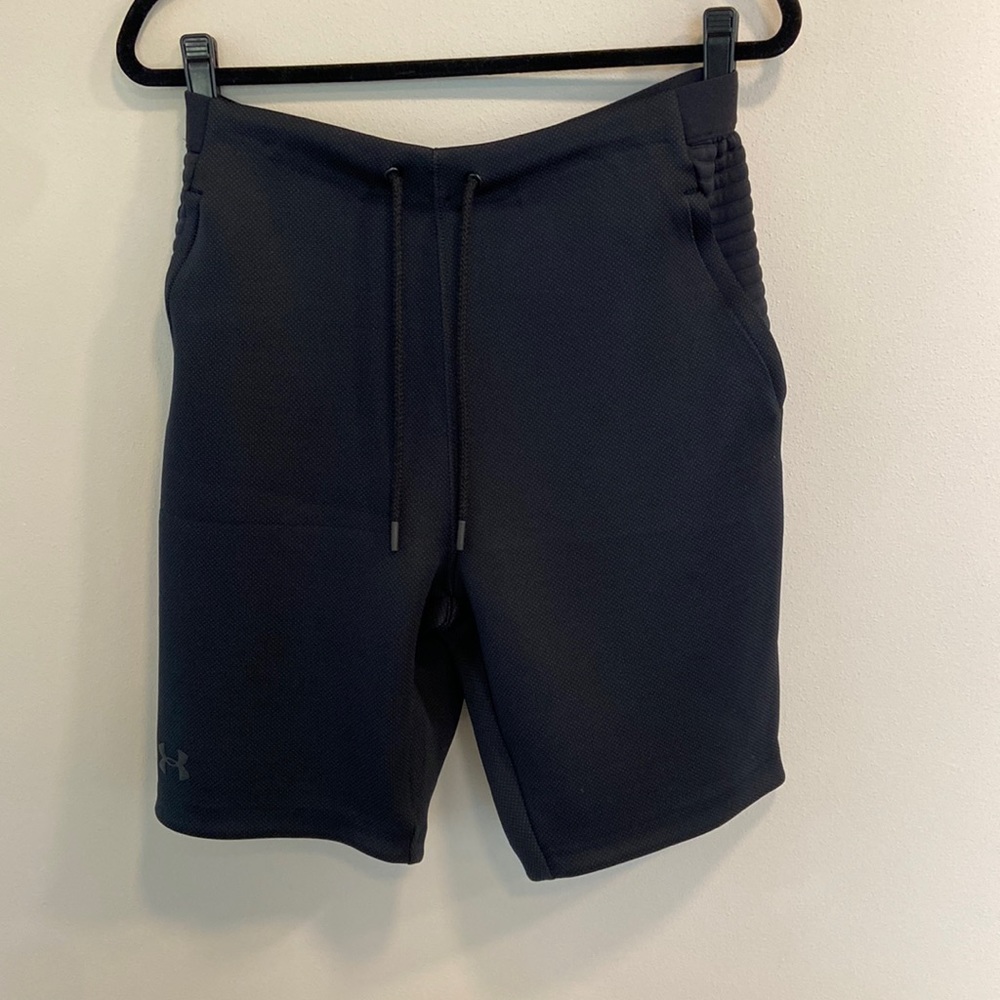 Like New Under Armour Men’s Large Thick Polyester Black Shorts